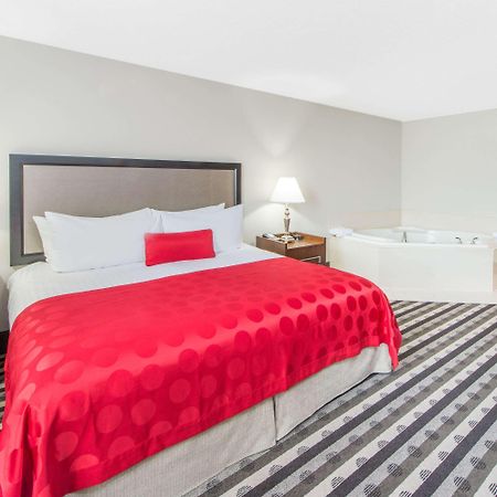 Отель Ramada By Wyndham Springfield North Экстерьер фото