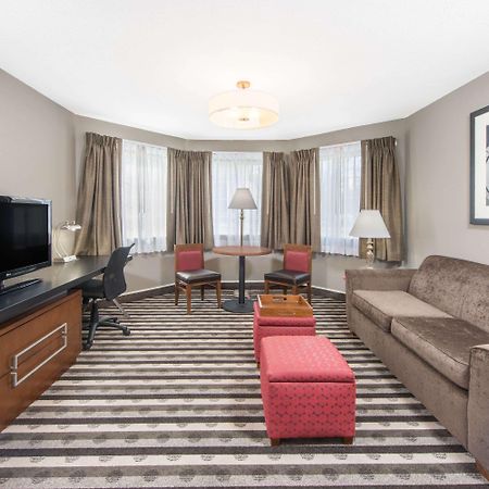 Отель Ramada By Wyndham Springfield North Экстерьер фото