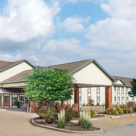 Отель Ramada By Wyndham Springfield North Экстерьер фото