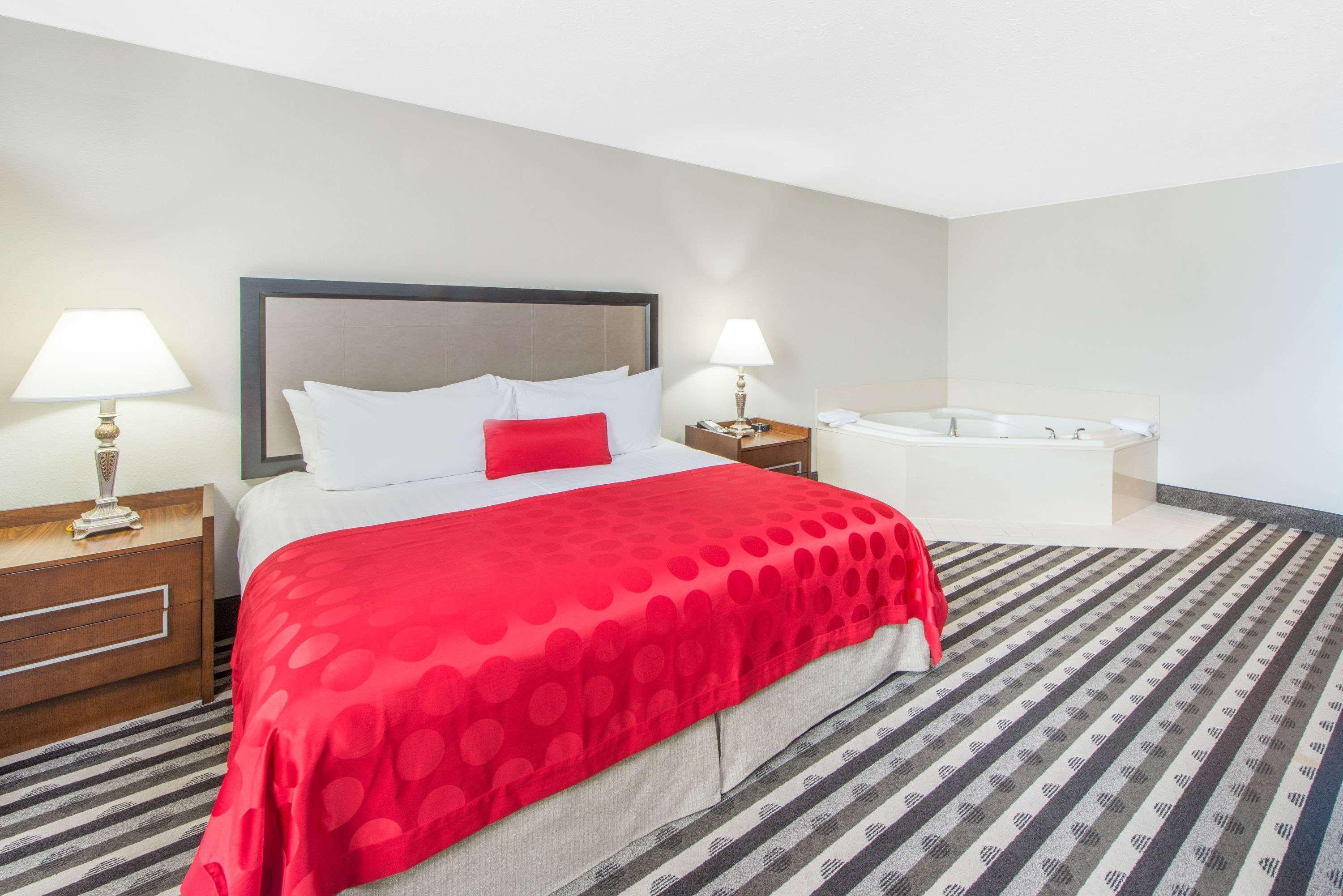 Отель Ramada By Wyndham Springfield North Экстерьер фото