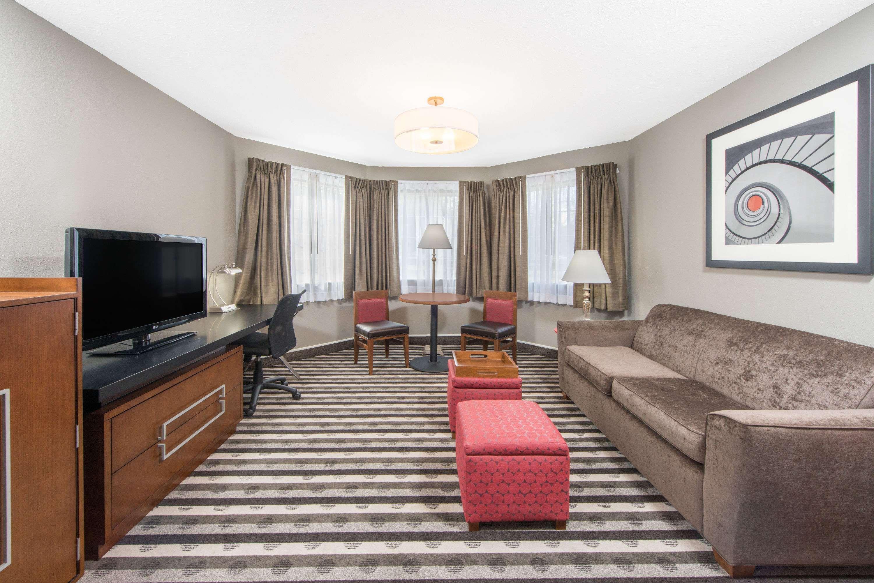 Отель Ramada By Wyndham Springfield North Экстерьер фото