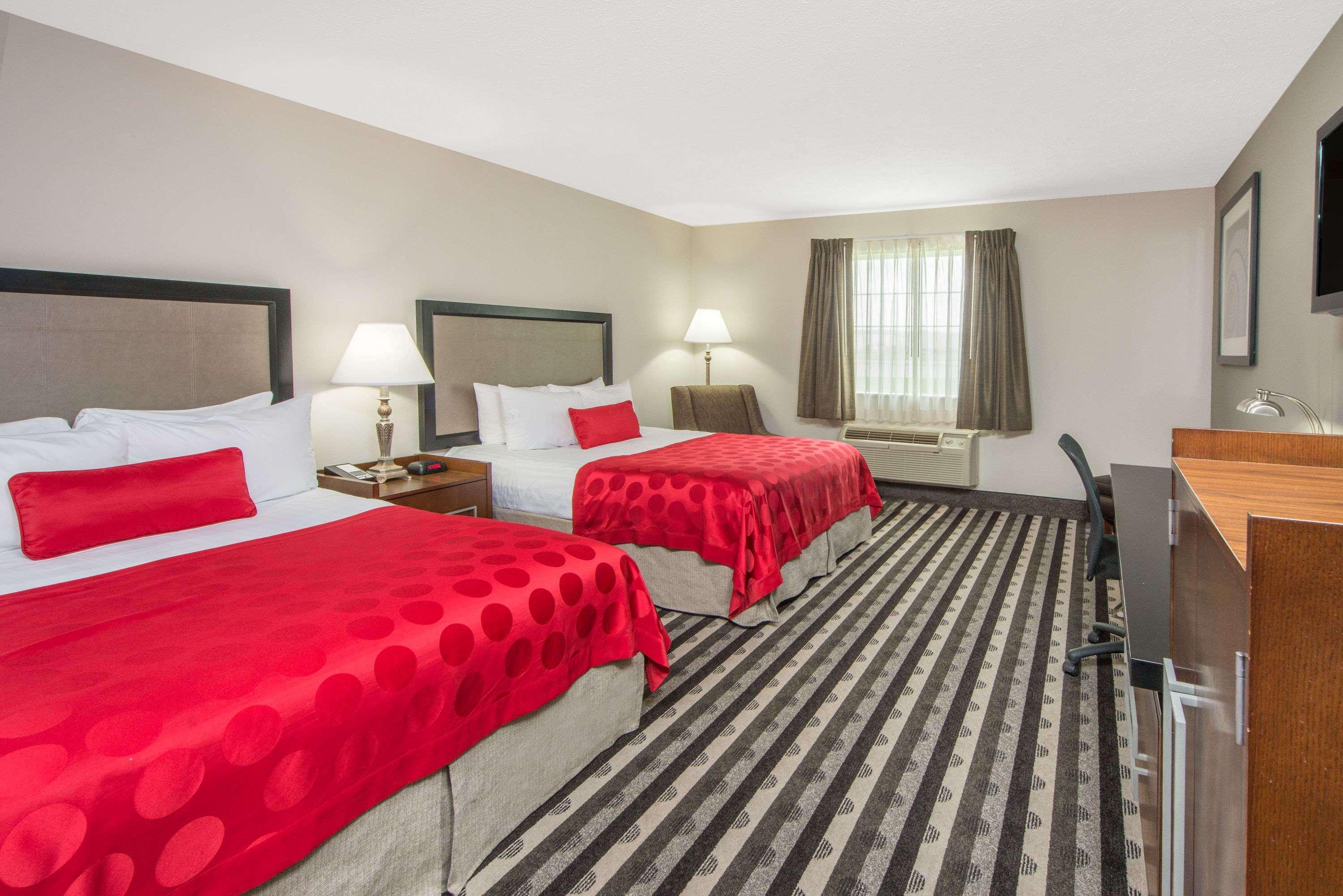 Отель Ramada By Wyndham Springfield North Экстерьер фото