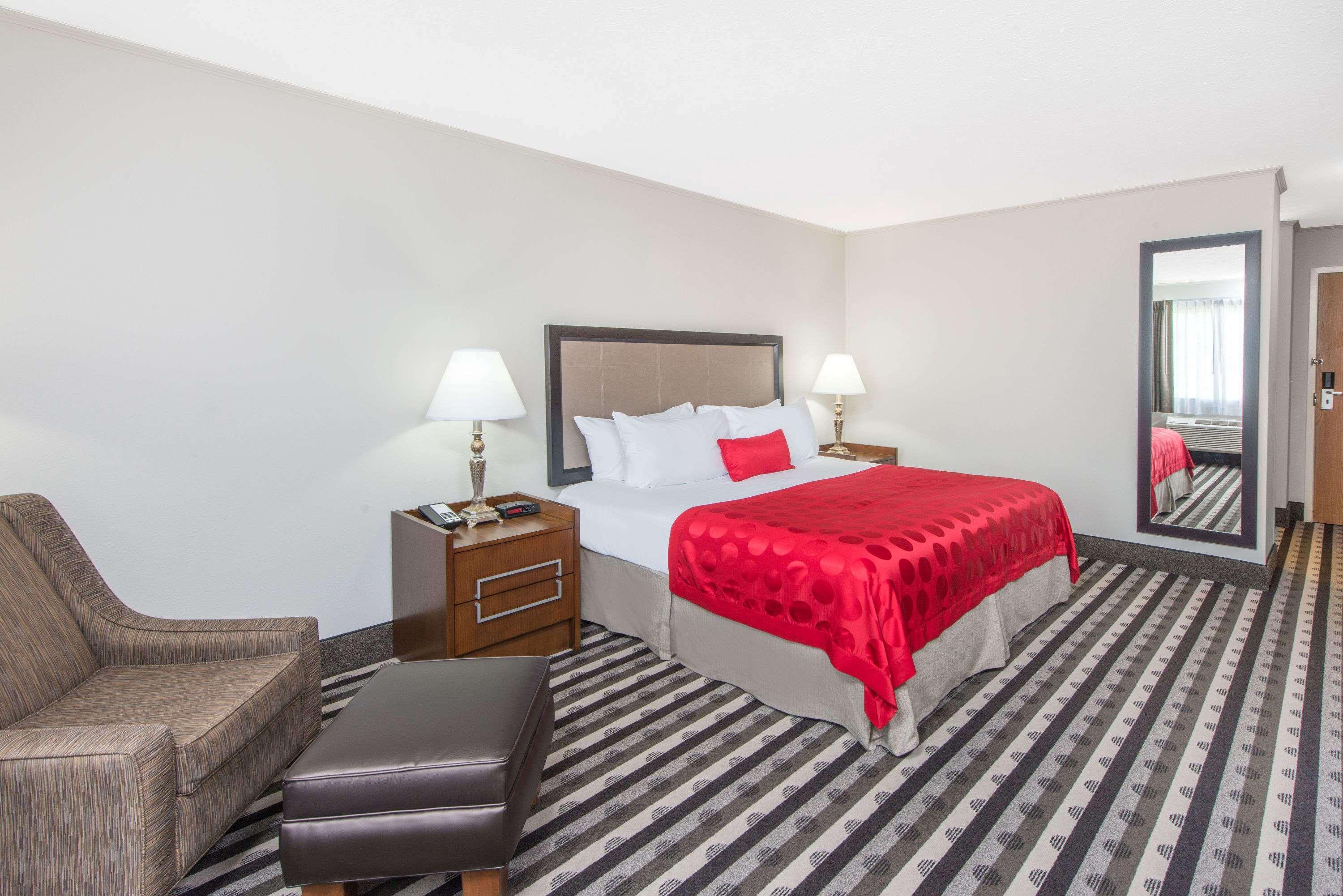 Отель Ramada By Wyndham Springfield North Экстерьер фото