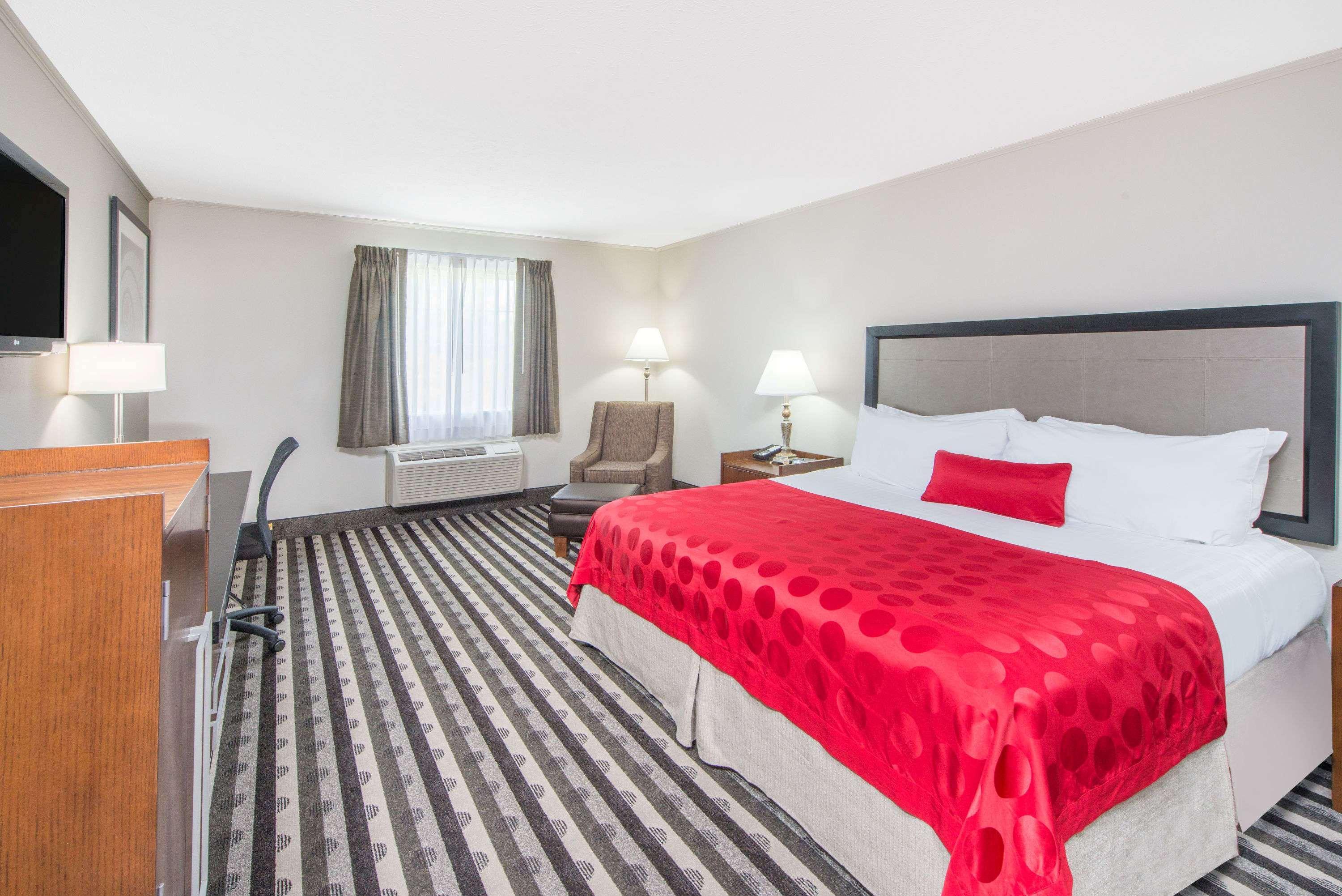 Отель Ramada By Wyndham Springfield North Экстерьер фото