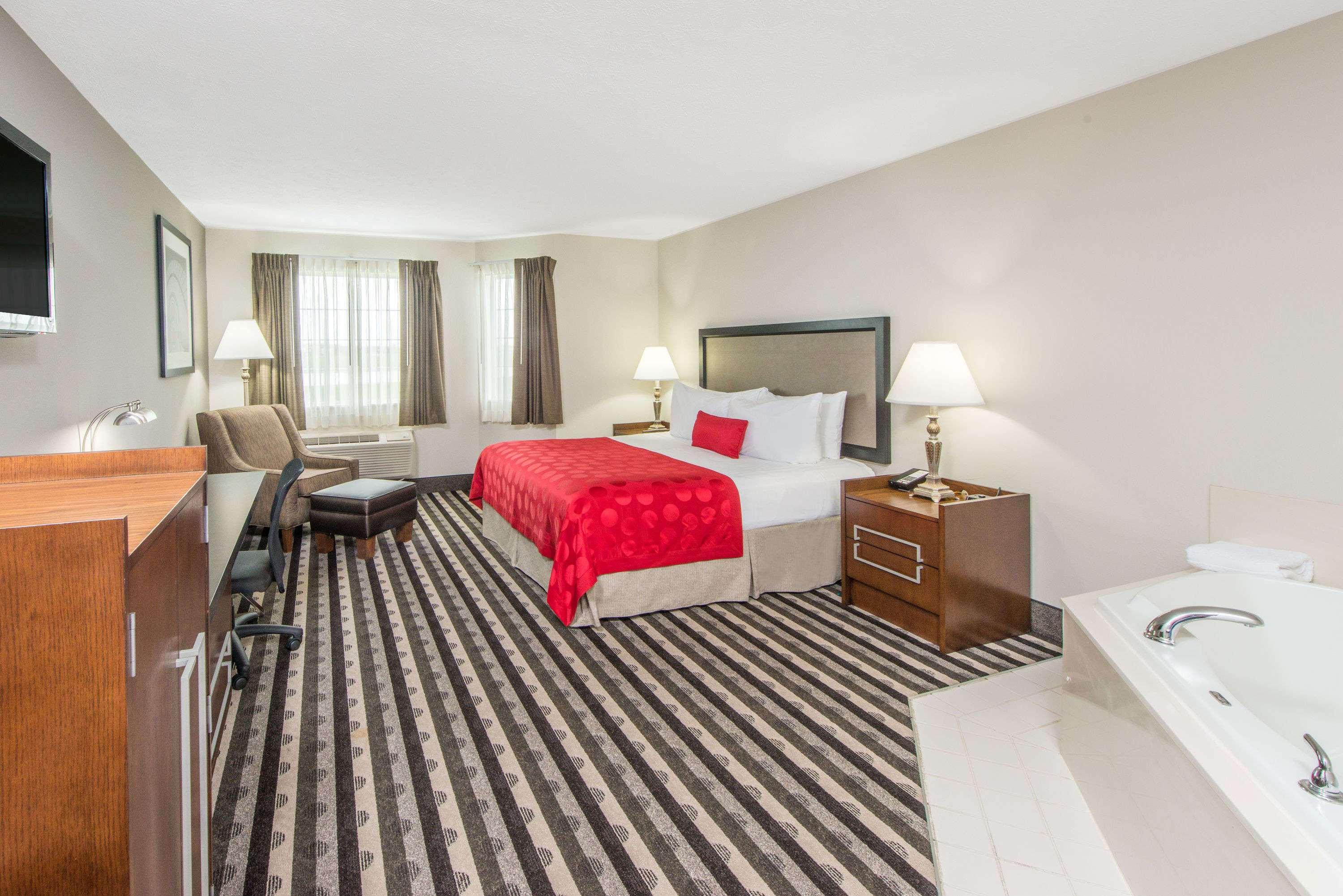 Отель Ramada By Wyndham Springfield North Экстерьер фото