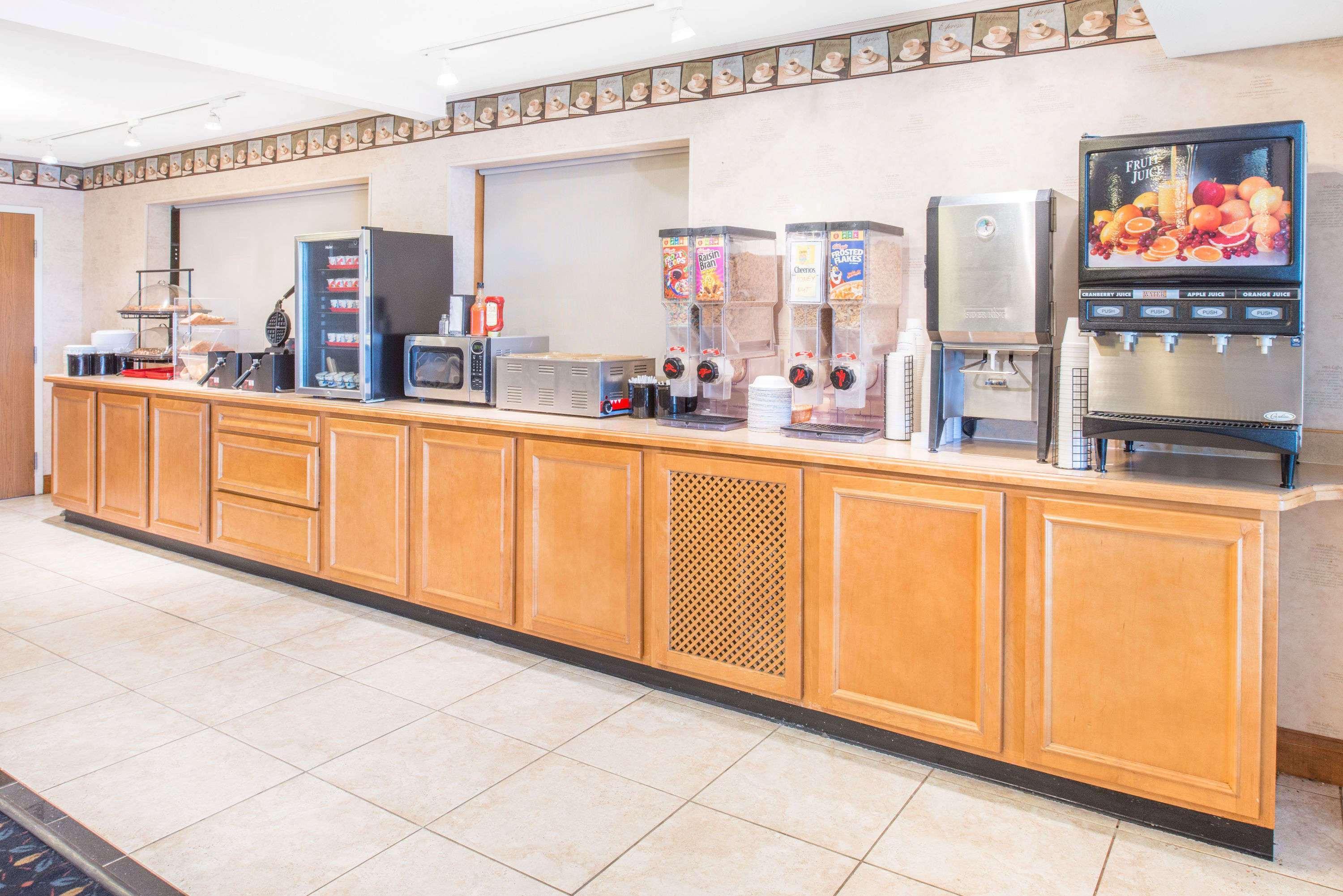Отель Ramada By Wyndham Springfield North Экстерьер фото