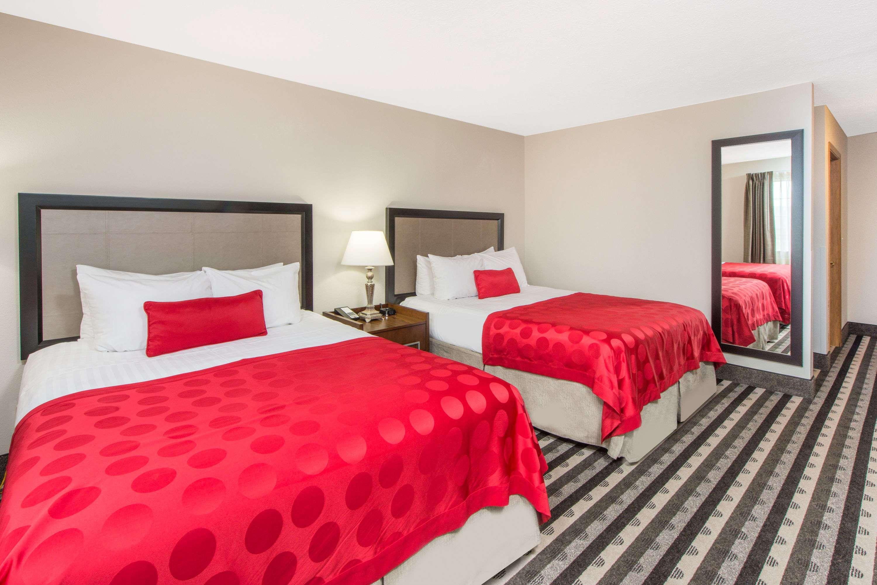 Отель Ramada By Wyndham Springfield North Экстерьер фото