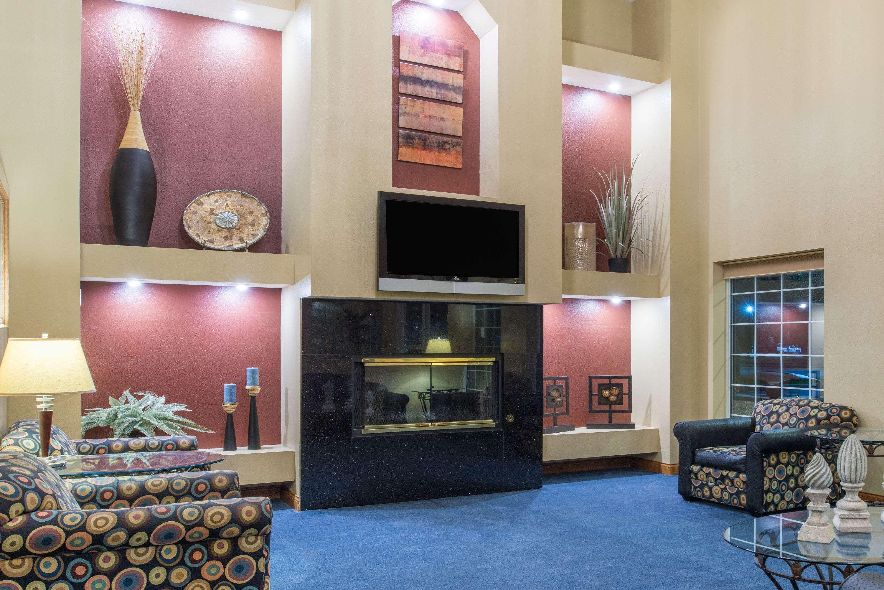 Отель Ramada By Wyndham Springfield North Экстерьер фото