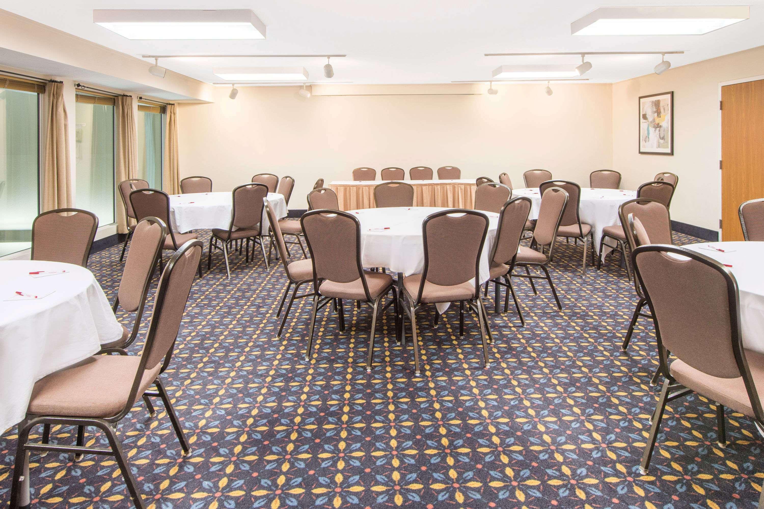 Отель Ramada By Wyndham Springfield North Экстерьер фото