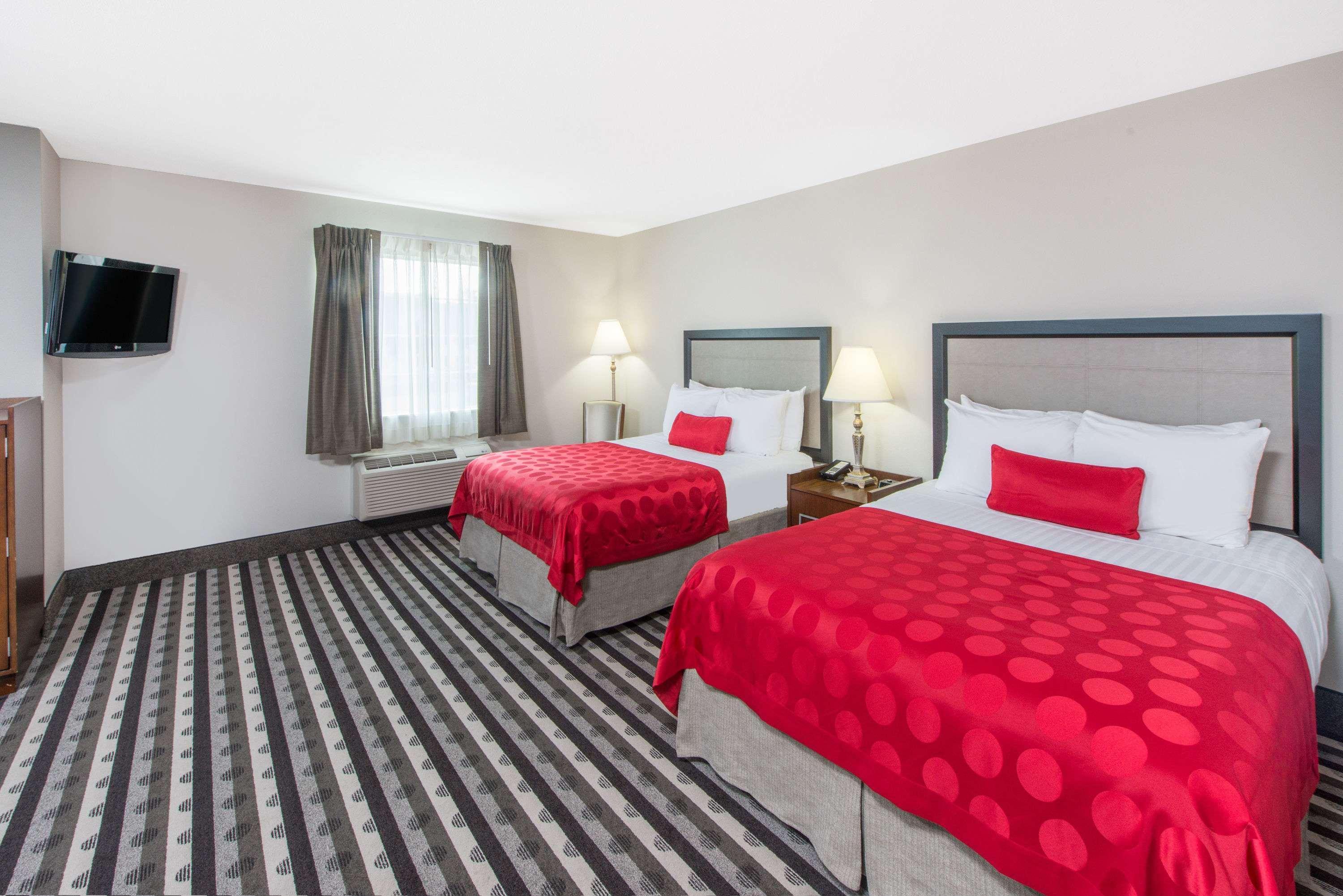 Отель Ramada By Wyndham Springfield North Экстерьер фото