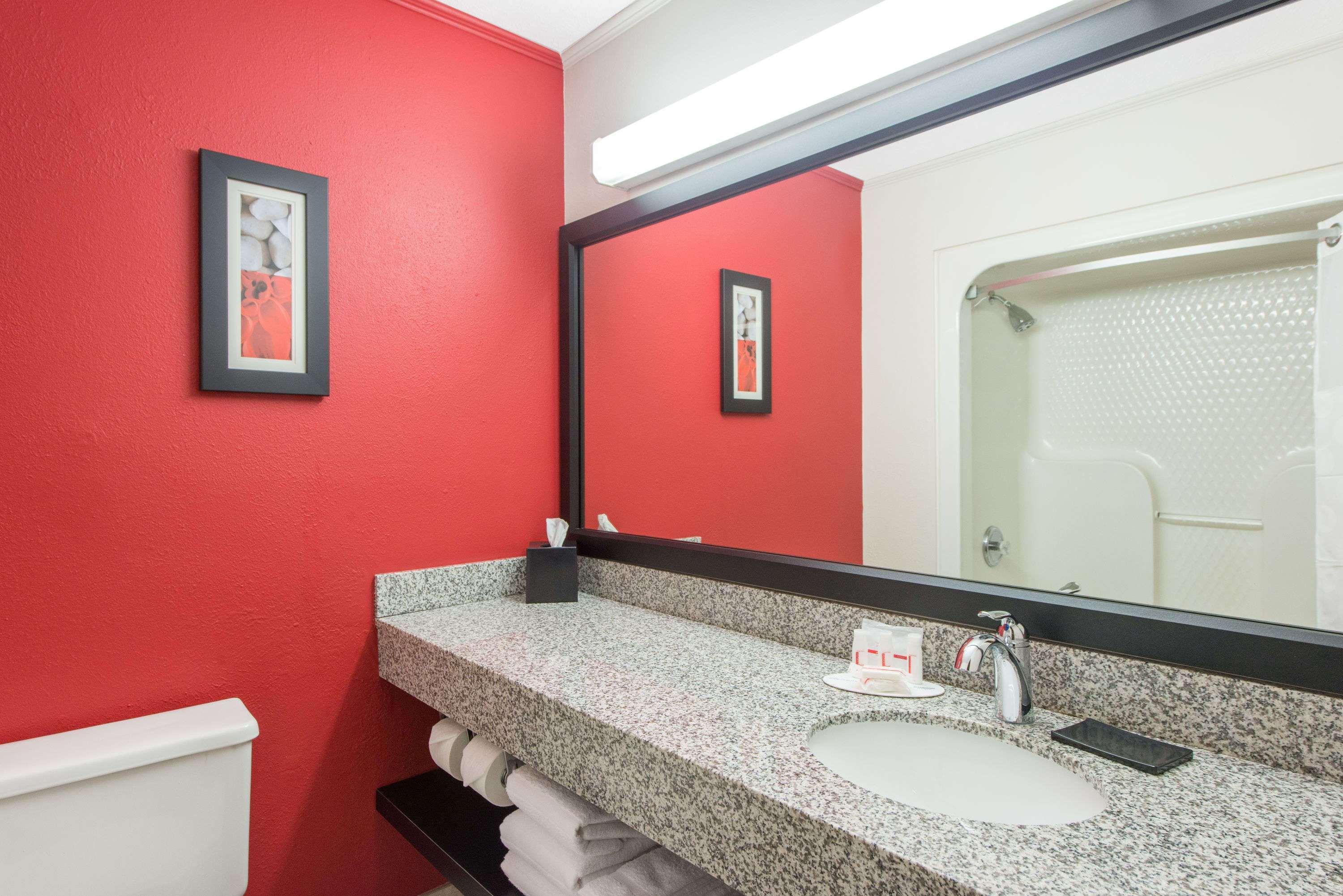 Отель Ramada By Wyndham Springfield North Экстерьер фото