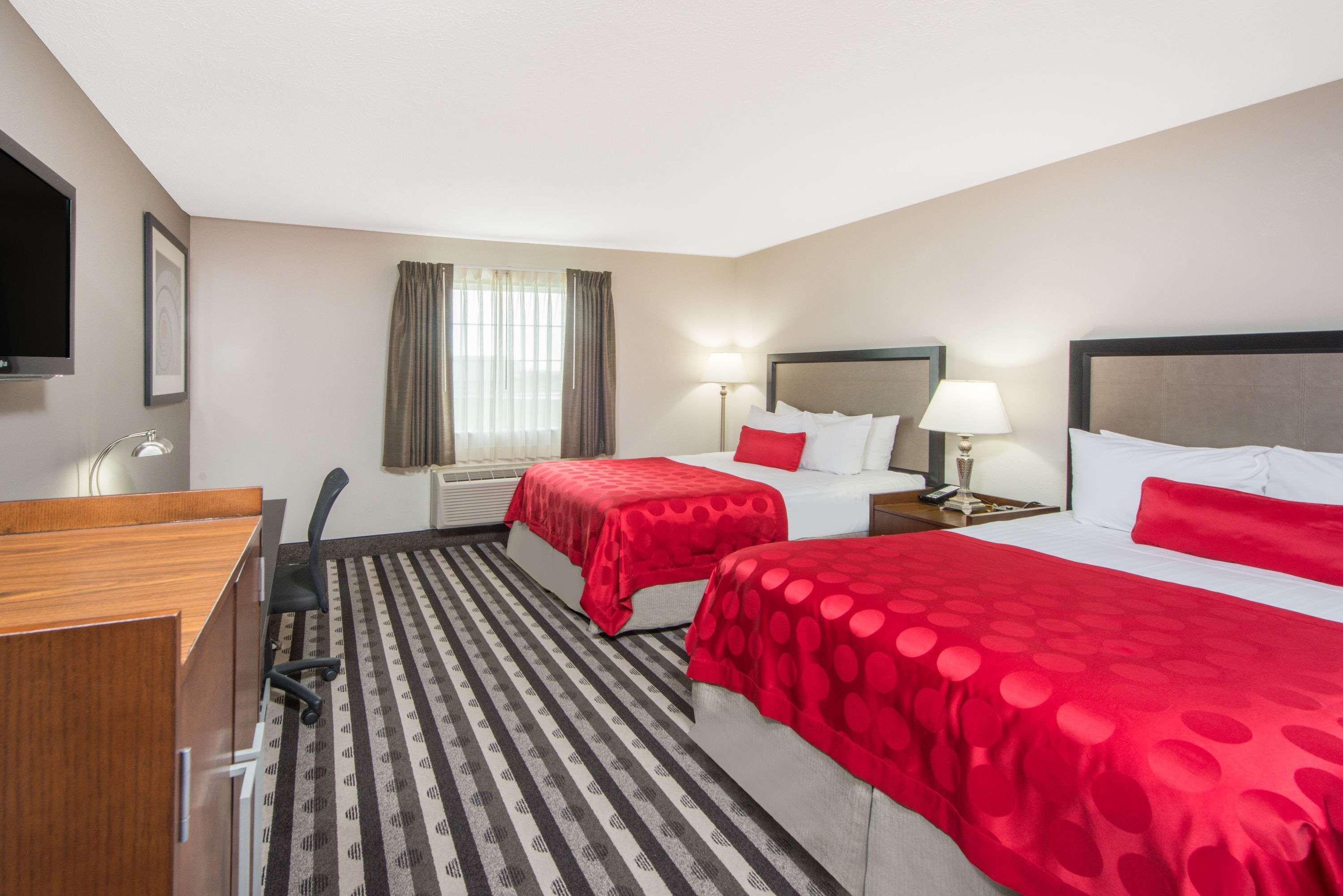 Отель Ramada By Wyndham Springfield North Экстерьер фото