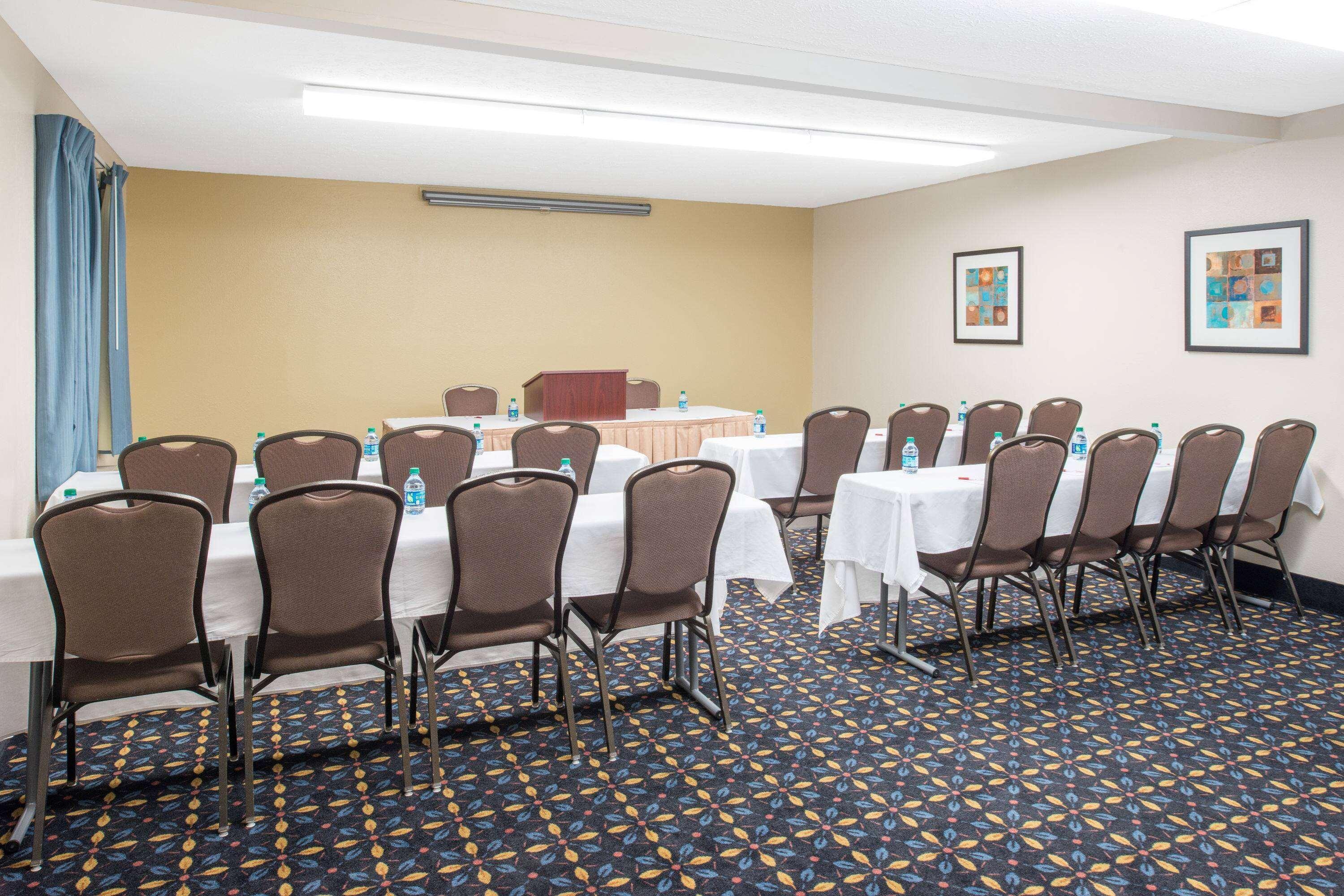 Отель Ramada By Wyndham Springfield North Экстерьер фото