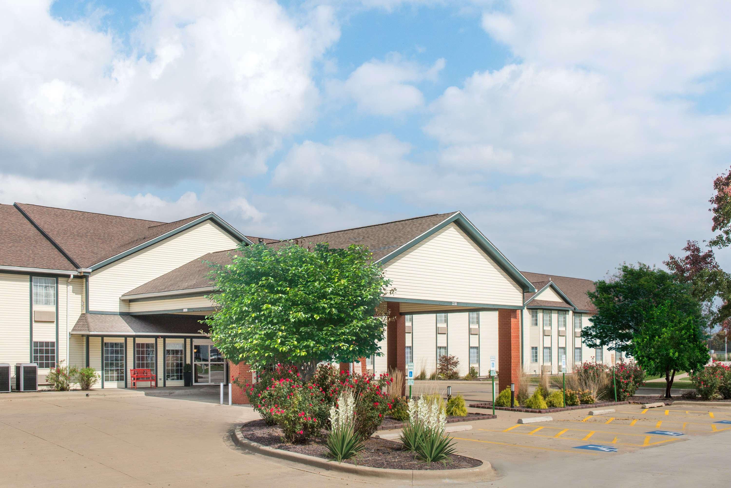 Отель Ramada By Wyndham Springfield North Экстерьер фото