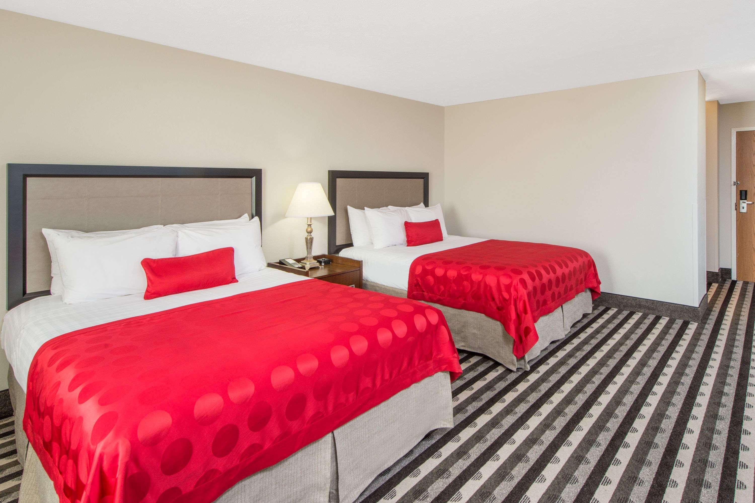 Отель Ramada By Wyndham Springfield North Экстерьер фото