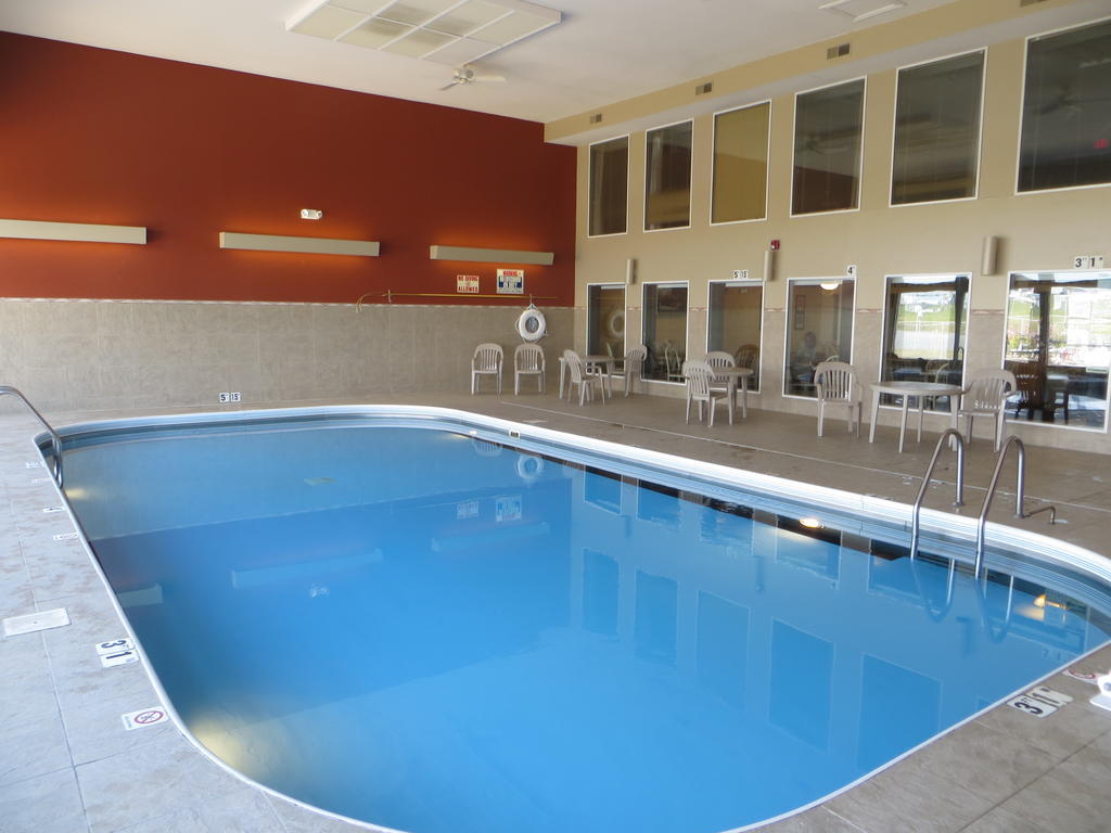 Отель Ramada By Wyndham Springfield North Экстерьер фото